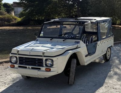 une jeep blanche garée sur le bord de la route