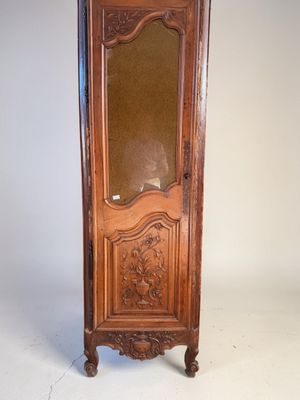 l'image d'une armoire en bois surmontée d'un miroir