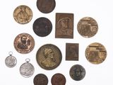 un assortiment de pièces anciennes est disposé en cercle sur une surface blanche