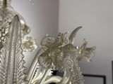 un vase en verre contenant des fleurs, posé sur une table