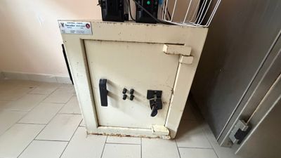 une petite armoire sur laquelle sont posés tout un tas de fils