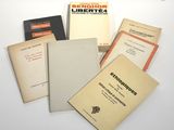 plusieurs livres empilés les uns sur les autres sur une table