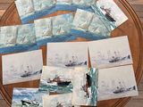 beaucoup de photos de bateaux sur la table