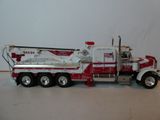 un camion rouge et blanc équipé d'une grue à l'arrière
