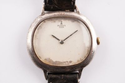 une montre posée sur une surface blanche