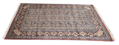 tapis sur fond blanc, avec une bordure rouge et une bordure marron