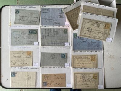 beaucoup de vieux papiers sur la table