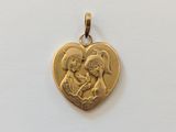 un pendentif en or en forme de cœur représentant une femme et un enfant