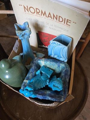 une boîte contenant des objets bleus et verts posée sur une table