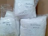 plusieurs paquets de papier toilette posés sur une boîte en carton