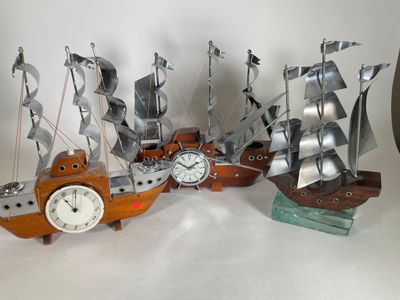 beaucoup de bateaux en métal posés sur une table