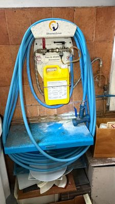 un tuyau bleu raccordé à un réservoir d'eau