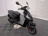 un scooter garé dans une pièce