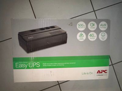 une photo d'une boîte d'« Easy Ups » posée sur un sol carrelé