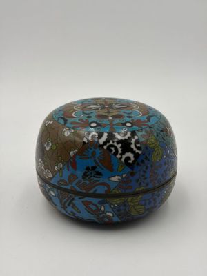 Boîte ronde en émail cloisonné à fond bleu et à décor feuill…