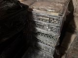 une pile de cartons posée sur une table