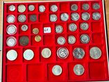 beaucoup de pièces dans une boîte rouge posée sur la table