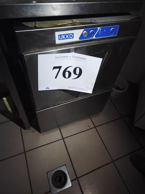 une affiche sur la porte de toilettes publiques