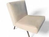 une chaise rembourrée avec des pieds en bois et une assise rembourrée de couleur beige