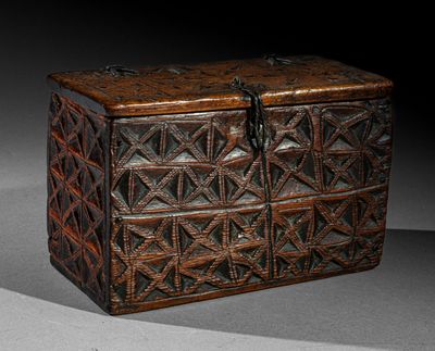 une vieille boîte en bois ornée d'un motif décoratif