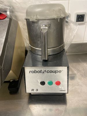un mixeur posé sur le comptoir d'une cuisine