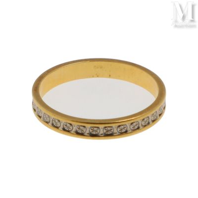 gros plan d'une bague en or avec des diamants sur fond blanc