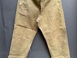 un gros plan sur un pantalon suspendu à une corde à linge