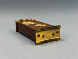 une petite boîte en bois surmontée d'une horloge
