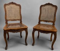PAIRE DE CHAISES cannées en bois naturel, mouluré et sculpté…