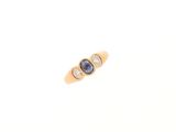 une image d'une bague en diamant et saphir sur fond blanc