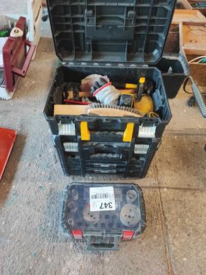 une boîte à outils avec des outils à l'intérieur sur le sol