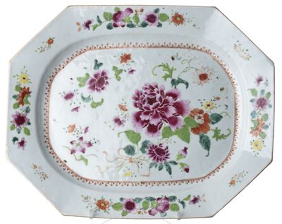 une assiette ornée de fleurs sur fond blanc