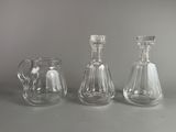 trois vases en verre posés l'un à côté de l'autre sur une table