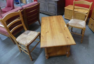 Une TABLE BASSE en pin H. : 47 cm L. : 115 cm p. : 60 cm On …