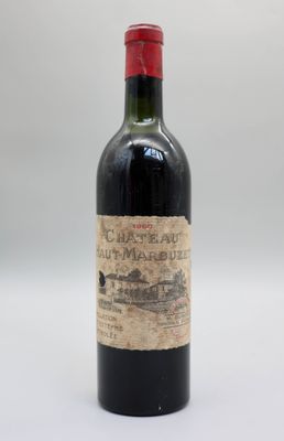 gros plan d'une bouteille de vin sur une surface blanche