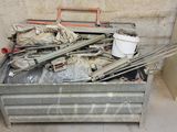 une boîte métallique contenant de nombreux outils