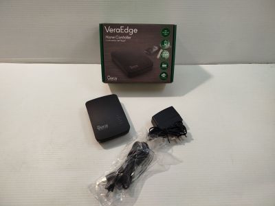 un coffret contenant une télécommande et un chargeur