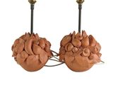 une paire de lampes de table en céramique, ornées chacune de fleurs et de feuilles
