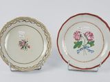 paire d'assiettes en porcelaine chinoise ornées de fleurs et de feuilles