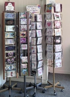 beaucoup de cartes exposées dans un magasin