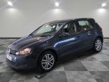 La Volkswagen Golf break bleue est garée dans le garage.