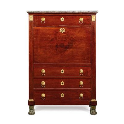 une commode ancienne avec un plateau en marbre et des ferrures en laiton