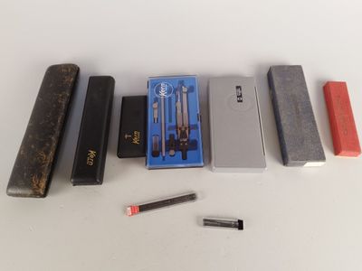 un grand nombre d'outils posés sur la table