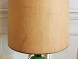 une lampe posée sur une table sur laquelle se trouve une autre lampe