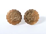 une paire de boucles d'oreilles vintage en forme de fleurs, de couleur dorée, sur fond blanc