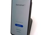 samsung galaxy s9e with a blue button on the screen