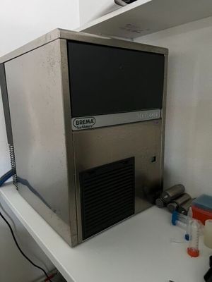 une machine posée sur un comptoir
