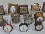de nombreux types d'horloges posées sur une table