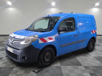 la photo d'une camionnette bleue garée dans un garage