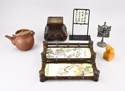 de nombreux objets asiatiques posés sur une surface blanche